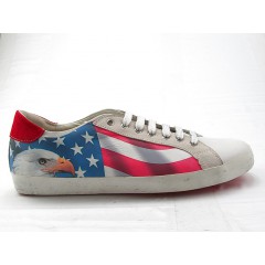 Sportlicher Herrenschnürschuh aus weißem Leder mit USA-Flagge und Adler Druck und rotem Wildleder - Verfügbare Größen:  47, 48