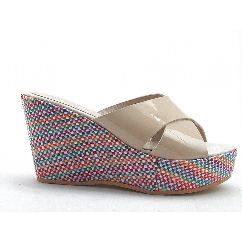 Sabo abierto con cuña multicolor en charol de color beis - Tallas disponibles:  42