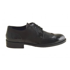 Herrenderbyschuh mit Schnürsenkel und Flügelkappe aus schwarzem Leder und Lackleder - Verfügbare Größen:  36, 49