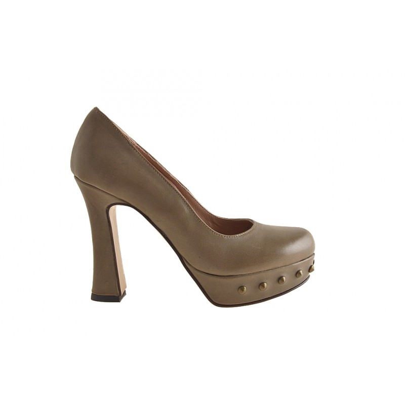 Zapato de salón con plataforma y tachuelas en piel color marrón tacon 10 - Tallas disponibles:  42