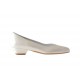 Zapato de salon en piel perlada de color marfil tacon 3