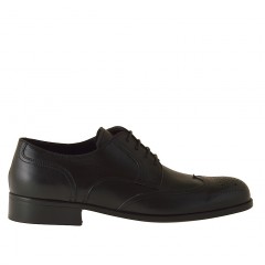 Herrenderbyschuh mit Dekorationen und Schnürsenkeln und Broguemuster aus schwarzem Leder - Verfügbare Größen:  36