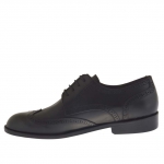 Eleganter Herrenderbyschuh mit Schnürsenkeln und Flügelkappe aus schwarzem Leder - Verfügbare Größen:  51