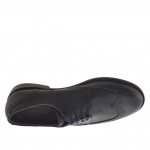 Eleganter Herrenderbyschuh mit Schnürsenkeln und Flügelkappe aus schwarzem Leder - Verfügbare Größen:  51