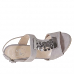 Sandalo da donna con cinturino e applicazioni in metallo color canna di fucile in camoscio grigio tacco 9 - Misure disponibili: 42