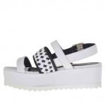 Sandale pour femmes avec trois bandes et courroie en cuir blanc avec elastiques noires croises talon compensé 5 - Pointures disponibles:  42