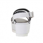 Sandale pour femmes avec trois bandes et courroie en cuir blanc avec elastiques noires croises talon compensé 5 - Pointures disponibles:  42