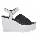 Sandale pour femmes avec bande elastique noir et courroie en cuir noir et blanc talon compensé 9