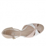 Chaussure ouverte avec courroie en T en cuir rose poudre et beige et cuir verni blanc - Pointures disponibles:  31