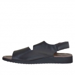 Sandalo da uomo con due fasce e velcro in pelle nera  - Misure disponibili: 46, 47, 48