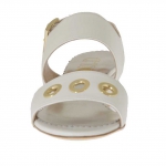 Sandalo da donna in pelle bianca con borchie oro forate tacco 3 - Misure disponibili: 31