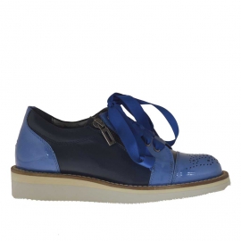 Geschlossener Damenschuh mit Schnürsenkeln und Reißverschluss aus metallischem denimblauem Leder und Lackleder Keilabsatz 3 - Verfügbare Größen:  32