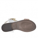 Sandalo da donna con cinturino in pelle bianca, oro e stampato vipera rosa - Misure disponibili: 32