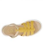 Sandale pour femmes avec courroie en T en cuir imprimé beige et jeune ocre talon compensé 2,5 - Pointures disponibles:  31
