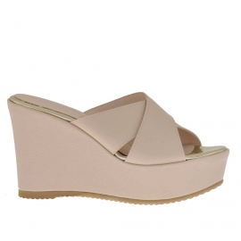 Offene Damenpantoletten aus rosafarbenem bedrucktem Leder mit gekreuzten Bändern, Plateau und Keilabsatz 9 - Verfügbare Größen:  42