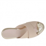 Mule ouvert pour femmes en cuir rose imprimé avec bandes croisés, plateforme et talon compensé 9 - Pointures disponibles:  42