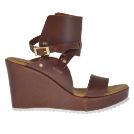 Sandale pour femmes en cuir brun avec bande à la cheville plateforme et talon compensé 9 - Pointures disponibles:  42