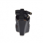 Sandalia para mujer con plataforma y cinturones entrelazados en piel negra cuña 9 - Tallas disponibles:  42