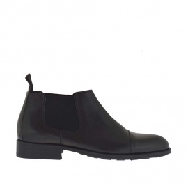 Man's high-fronted shoe with rubber bands and captoe in black leather and brush-off leather - Available sizes:  46