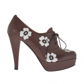 Zapato para mujer con cordones y plataforma en piel color marrón con flores blancas talon 10 - Tallas disponibles:  31, 32, 42