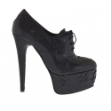 Zapato cerrado con plataforma y cordones en piel negra con flores tacon 15
