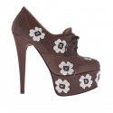 Woman's highfronted laced pump with platform in brown leather with white flowers heel 15
