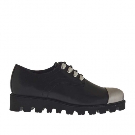 Geschlossener Damenschuh mit Deko-Schnürsenkeln aus schwarzem Leder mit Kappe aus silbernem Lackleder Keilabsatz 3 - Verfügbare Größen:  32