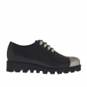 Zapato para mujer con cordones decorativos en piel negra con puntera en charol plateada cuña 3