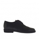 Herrenderbyschuh mit Schnürsenkeln und Flügelkappe aus schwarzem Leder
