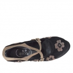 Decolté da donna con fiori, cinturini incrociati e plateau in camoscio nero e taupe tacco 15 - Misure disponibili: 42