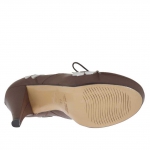 Damenschuh mit Schnürsenkeln und Plateau aus braunem Leder mit weißen Blumen Absatz 10 - Verfügbare Größen:  31, 32, 42