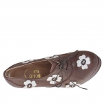 Damenschuh mit Schnürsenkeln und Plateau aus braunem Leder mit weißen Blumen Absatz 10 - Verfügbare Größen:  31, 32, 42