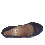 Decolté da donna con plateau in camoscio blu con fiori tacco 15 - Misure disponibili: 42