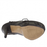 Zapato cerrado con plataforma y cordones en piel negra con flores tacon 15 - Tallas disponibles:  42