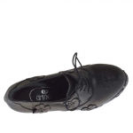 Zapato cerrado con plataforma y cordones en piel negra con flores tacon 15 - Tallas disponibles:  42