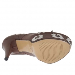 Chaussure à lacets pour femmes en cuir marron avec fleurs blanches et plateforme talon 15 - Pointures disponibles:  31, 32, 34, 42, 43