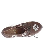 Damenschuh mit Schnürsenkeln und Plateau aus braunem Leder mit weißen Blumen Absatz 15 - Verfügbare Größen:  31, 32, 34, 42, 43