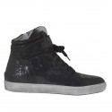 Zapato deportivo con cordones, cremallera y velcro en piel negra con brillos y charol laminado imprimido negro cuña 2