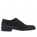 Eleganter Herrenoxfordschuh mit Schnürsenkeln und Gummibändern aus schwarzem Leder