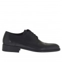 Zapato derby para hombre con cordones y puntera en piel de color negro