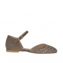 Zapato abierto para mujer con cinturon y tachuelas en piel y gamuza gris pardo tacon 1