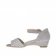 Chaussure ouverte pour femmes avec courroie en daim gris et imprimé optique géométrique blanc talon compensé 3 - Pointures disponibles:  46