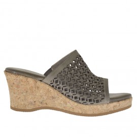 Offene Damenpantoletten mit Gummiband aus taupefarbenem perforiertem Leder und Keilabsatz und Plateau aus Korken 6 - Verfügbare Größen:  42