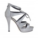 Zapato abierto para mujer en piel laminada gris metalizado con cremallera, cordon y plataforma tacon 10