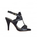 Sandale pour femmes avec bandes croisées et plateforme en cuir et daim noir talon 8