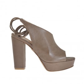 Sandalia de parte frontal alta para mujeres con plataforma y cordones posteriores en piel de color gris pardo tacon 10 - Tallas disponibles:  42