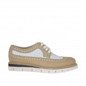 Scarpa stringata in stile inglese da donna in pelle beige e bianca zeppa 2,5