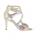 Zapato abierto para mujer con cinturones y cremallera en charol color plateado, platino y cobre tacon 9