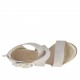 Scarpa aperta da donna con cerniera, plateau e fibbia in pelle platino e camoscio ghiaccio laminato platino tacco 11 - Misure disponibili: 42
