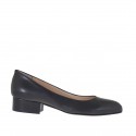 Woman's pump shoe in black leather heel 3